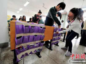 调查称中国大学生每天使用手机超5小时