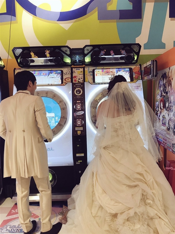 日本情侣如此爱玩游戏：偷空在游戏厅拍婚纱照