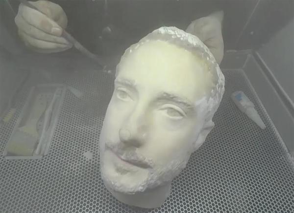 手机人脸识别被3D打印人头破解：还敢用吗？
