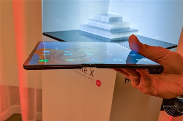 华为5G折叠屏手机Mate X海量图赏：看一眼就中毒