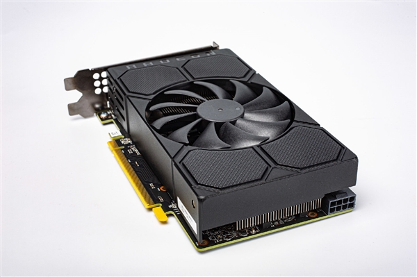 AMD RX 5500公版设计、性能首曝：完美取代RX 580