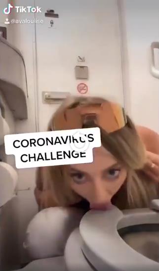 飞机上舔马桶 21岁女网红发起“新冠病毒”挑战：穷人才会感染