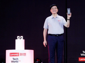 联想CEO杨元庆展示全球首款5G手机:已提前布局5G