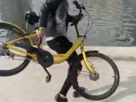 秀下限！男子直播将共享单车扔入海河，引网友众怒