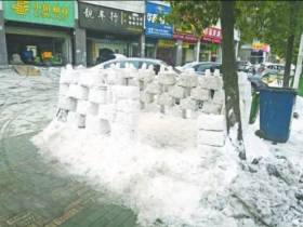 武汉“冰雪城堡”现身街头吸睛 费时一下午搭建