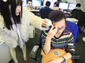 游戏公司双十一福利:请萌妹帮程序员按摩