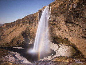 震人心魄：摄影师冰岛拍童话般瀑布美景