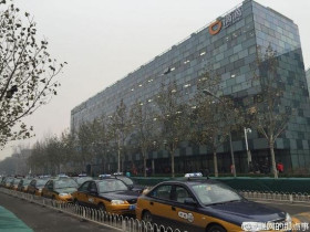 滴滴出行北京总部遭出租车围堵，警方介入