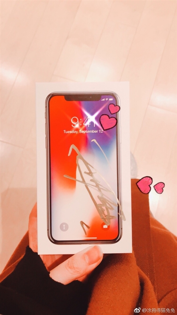 《王者荣耀》主播扮圣诞老人上门送iPhone X 被当成骗子