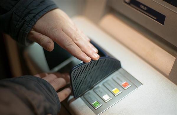 当心了：黑客发起攻击 众多ATM机自动吐钞