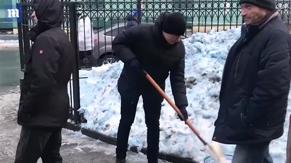 神秘！俄罗斯突下蓝色大雪：怀疑有毒