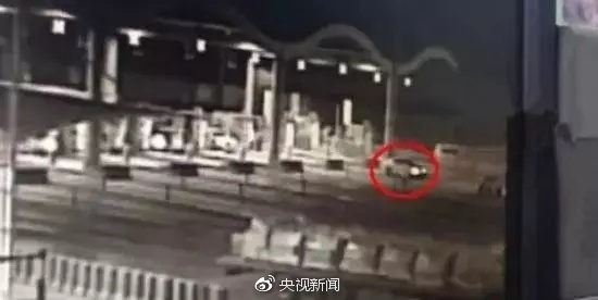 定速巡航失控奔驰车被封存：全身18张封条
