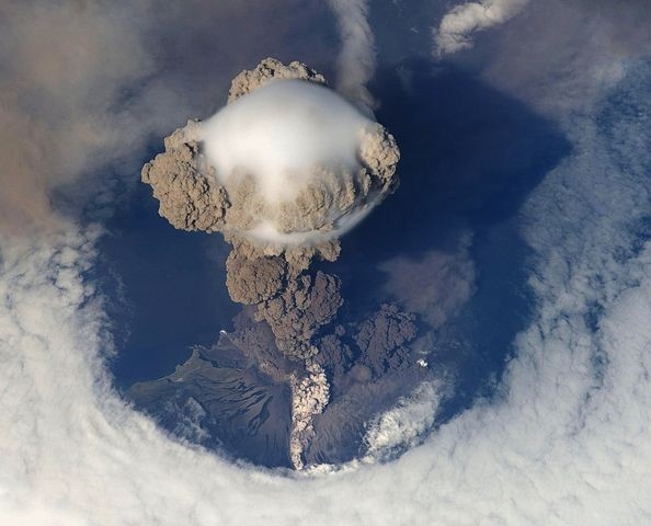 夏威夷火山发生爆炸性喷发 火山灰高达9000米