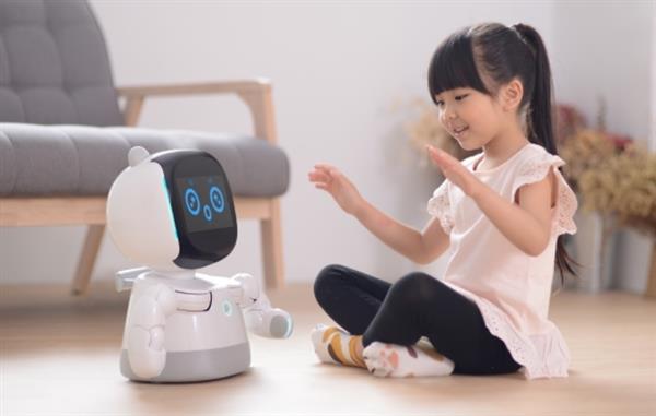 2299元 小米生态链推情感机器人 高度还原人类动作