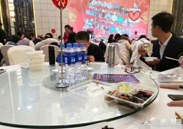 年度最惨公司年会话题火爆 网友吐槽：聚餐吃盒饭 还是素的